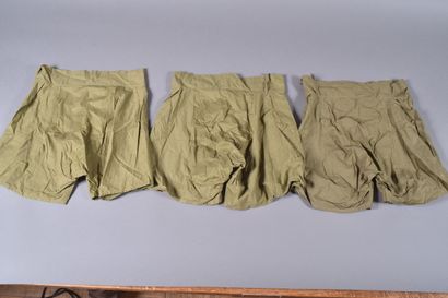 US- Trois caleçons en coton kaki, daté 1944,...