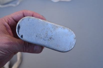 Lot d’équipements: Deux bidons recouverts...