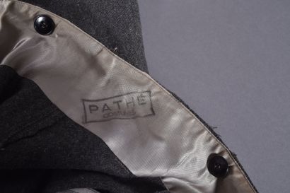 Pantalon droit en laine feldgrau. Deux poches...