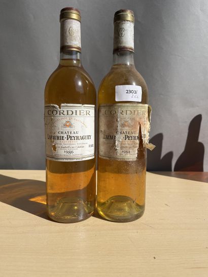2 bouteilles dont 1 bouteille Château Lafaurie-Peyraguey...