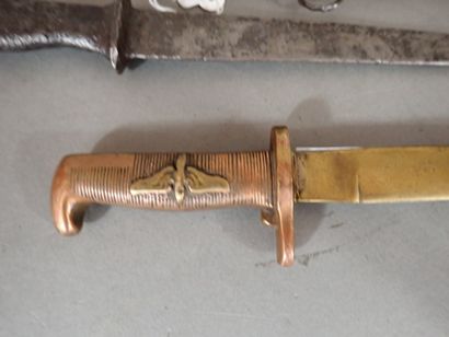 Quatre couteaux artisanaux à poignée en laiton,...