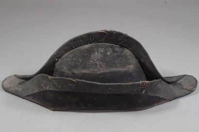 Bicorne en feutre taupé noir, avec un galon...
