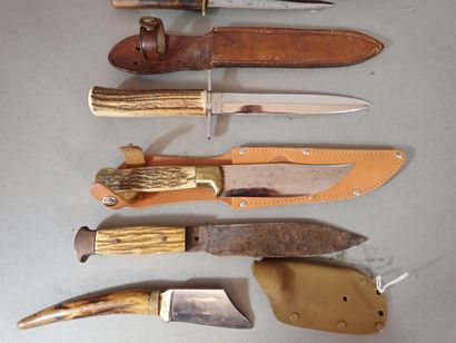 Cinq couteaux de chasse à manche en bois...