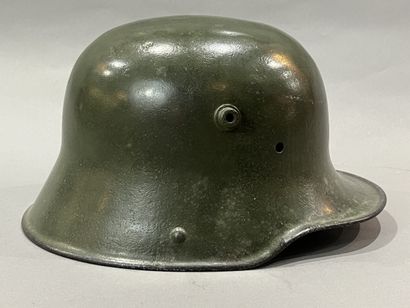 Coque de casque allemand modèle 1916. Fente...
