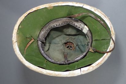 Deux casques coloniaux. Un en liège recouvert...