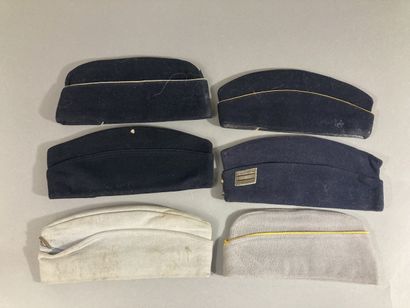 Six bonnets de polices en drap bleu marine...