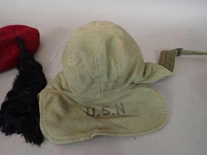 Lot de trois coiffures: une casquette de...