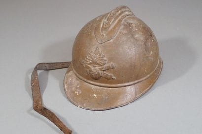 Casque Adrian mod 15 pour l'artillerie, repeint...