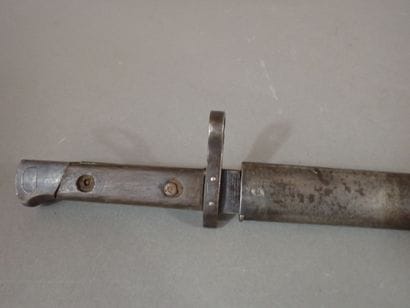 Baïonnette tchèque type VZ33. Poignée à plaquettes...