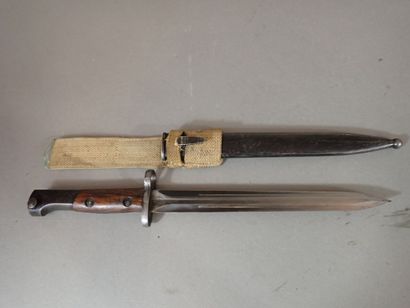 Baïonnette belge F.N. 1949. Poigné à plaquettes...