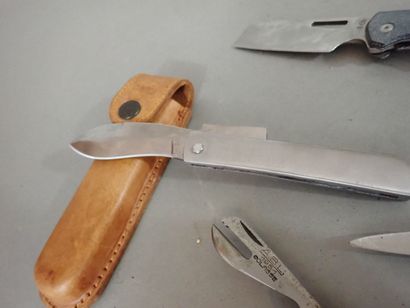 Six couteaux pliants dont un couteau de chasse...