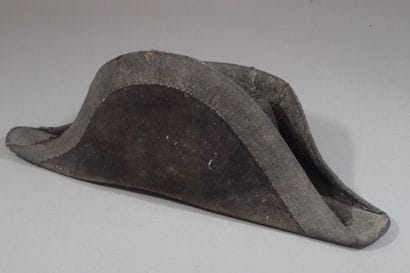 Bicorne en feutre taupé noir, avec un galon...