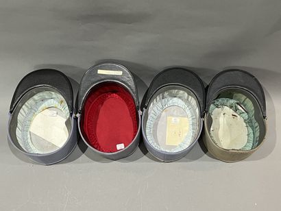 Quatre képis de Cavalerie légères et d’élèves...