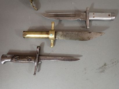 Quatre poignards artisanaux réalisés à partir...