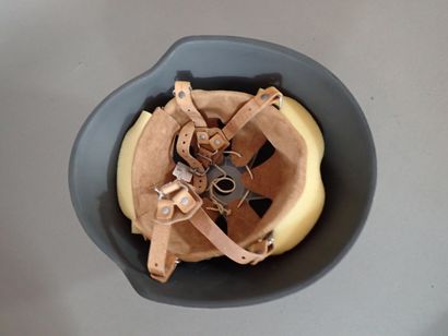 Casque RDA modèle 56. Coque en acier peint...