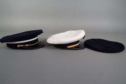 Deux casquettes de l’Armée de l’Air. Un avec...