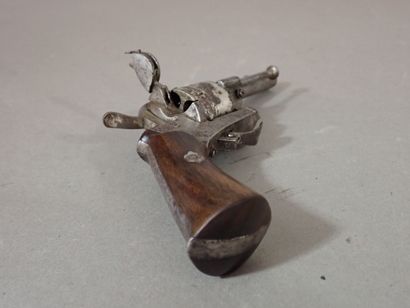 Petit revolver à broche système Lefaucheux,...