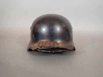 Casque de type allemand. Coque en acier laqué...