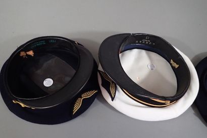 Deux casquettes de l’Armée de l’Air. Un avec...