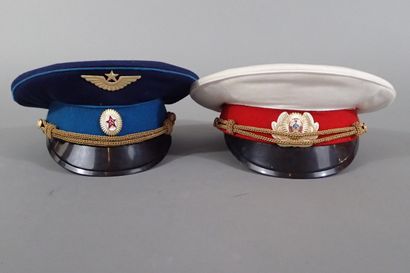 Deux casquettes d’officier soviétique, une...