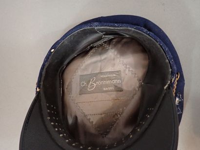 Deux coiffures: une casquette pilote d’une...