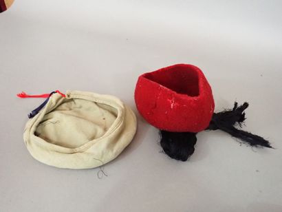 Lot de trois coiffures: une casquette de...