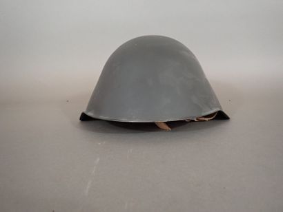 Casque RDA modèle 56. Coque en acier peint...
