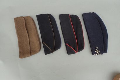 Quatre bonnets de police; un en laine Kaki,...