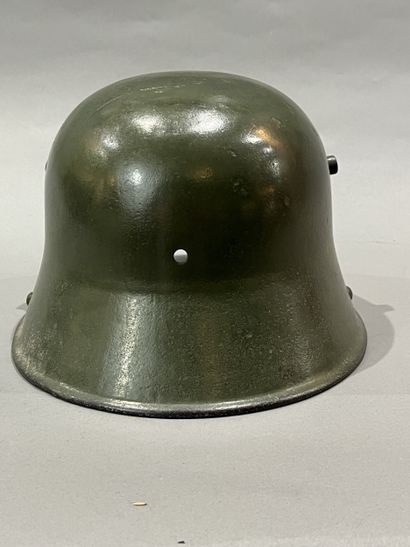 Coque de casque allemand modèle 1916. Fente...
