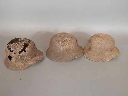 Trois coques de casque allemand modèle 1916,...