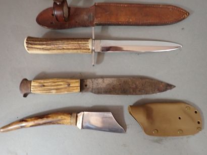 Cinq couteaux de chasse à manche en bois...