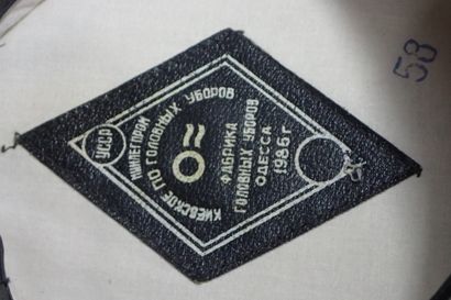 Deux casquettes d’officier soviétique, une...
