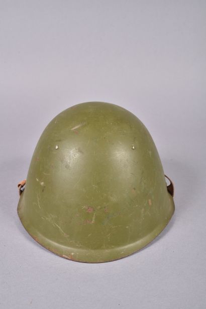 Casque soviétique type Ssh-68. Coque en acier...