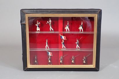 Vitrine avec 12 soldats en demi-ronde bosse,...