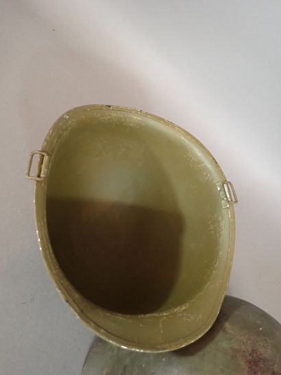 Casque américain M1. Coque en acier repeint...