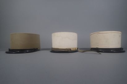 Trois képis de la Légion Etrangère. Deux...