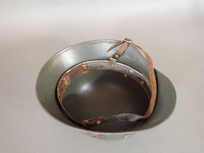 Casque de type allemand. La coque repeint...