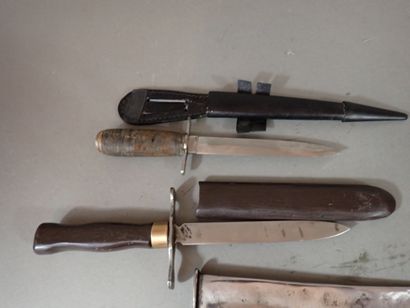 Trois poignards artisanaux à poignée bois...
