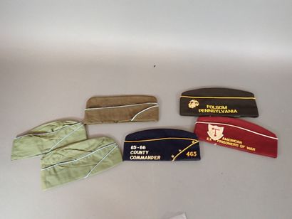 USA. Trois bonnets de police de vétérans,...