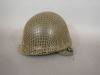 Casque de type US M1. Coque en acier avec...