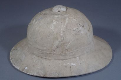 Deux casques coloniaux. Un en liège recouvert...