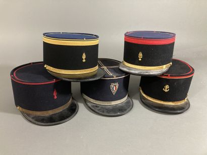 Cinq képis: Police, Gendarmerie, Garde Républicaine,...