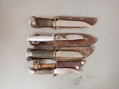 Quatre poignards type Scout à poignée en...