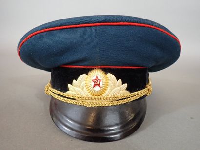 Casquette soviétique en drap bleu, passepoil...