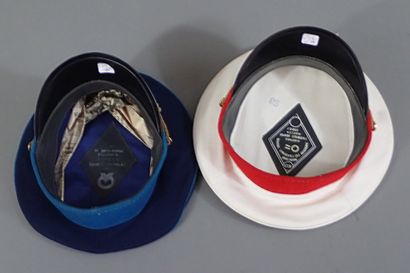 Deux casquettes d’officier soviétique, une...