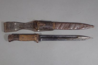 Baïonnette allemande 1884-98; poignée à plaquettes...