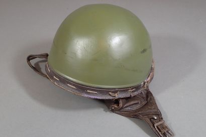 Casque de motard en métal repeint vert avec...