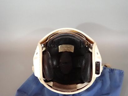 Casque Gueneau type 316, en résine blanche...