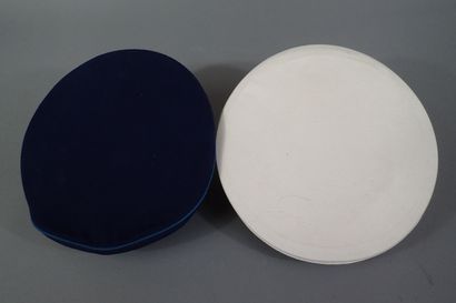 Deux casquettes d’officier soviétique, une...