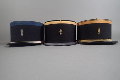 Trois képis. Deux de gendarme et un de l’école...